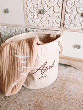 Charger l'image dans la galerie, Panier de rangement - 2 coloris
< img src =https://cdn.shopify.com/s/files/1/0264/4331/7284/files/TYPO_TYPO_TYPO_2020_f0ea7750-d775-4365-9ad6-22312b875fea.jpg?v=1609341423