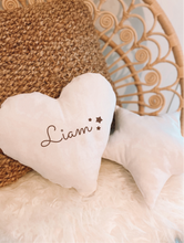 Charger l'image dans la galerie, Coussins décoratifs - Plusieurs formes
< img src =https://cdn.shopify.com/s/files/1/0264/4331/7284/files/TYPO_TYPO_TYPO_2020_f0ea7750-d775-4365-9ad6-22312b875fea.jpg?v=1609341423