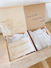 Charger l'image dans la galerie, Box Kraft - Plusieurs coloris
< img src =https://cdn.shopify.com/s/files/1/0264/4331/7284/files/TYPO_TYPO_TYPO_2020_f0ea7750-d775-4365-9ad6-22312b875fea.jpg?v=1609341423