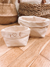 Charger l'image dans la galerie, Panière de rangement - 2 tailles
< img src =https://cdn.shopify.com/s/files/1/0264/4331/7284/files/TYPO_TYPO_TYPO_2020_f0ea7750-d775-4365-9ad6-22312b875fea.jpg?v=1609341423