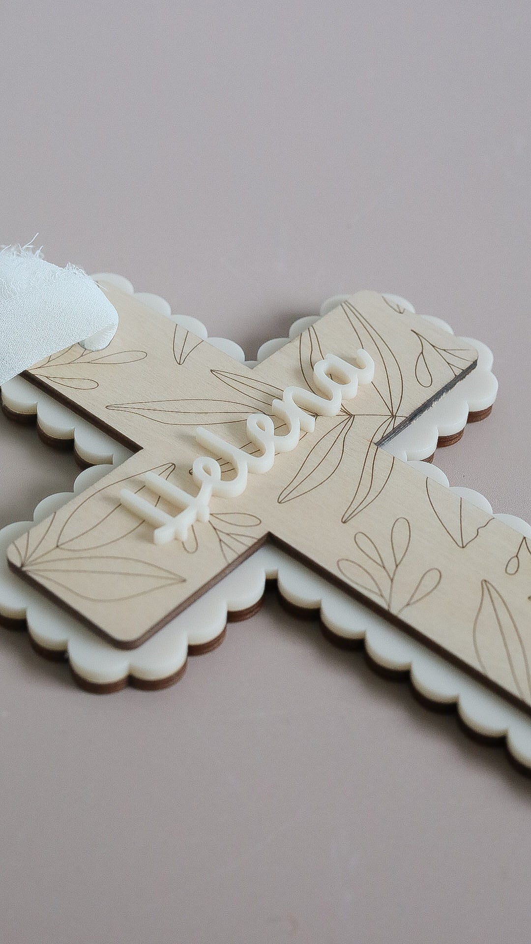 Croix religieuse en bois et acrylique - Décoration baptême