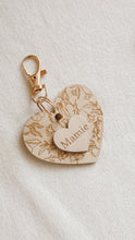 Charger l&#39;image dans la galerie, Porte clé bois - Double coeur
< img src =https://cdn.shopify.com/s/files/1/0264/4331/7284/files/TYPO_TYPO_TYPO_2020_f0ea7750-d775-4365-9ad6-22312b875fea.jpg?v=1609341423