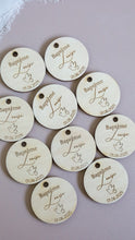 Charger l&#39;image dans la galerie, Etiquette cadeaux en bois - Baptême
< img src =https://cdn.shopify.com/s/files/1/0264/4331/7284/files/TYPO_TYPO_TYPO_2020_f0ea7750-d775-4365-9ad6-22312b875fea.jpg?v=1609341423