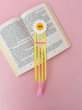 Charger l'image dans la galerie, Marque-page en plexiglas marguerite Maîtresse en or
< img src =https://cdn.shopify.com/s/files/1/0264/4331/7284/files/TYPO_TYPO_TYPO_2020_f0ea7750-d775-4365-9ad6-22312b875fea.jpg?v=1609341423