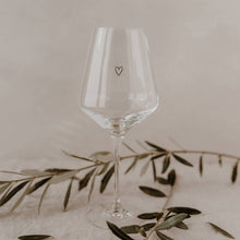 Charger l'image dans la galerie, Verre à vin - Coeur gravé
< img src =https://cdn.shopify.com/s/files/1/0264/4331/7284/files/TYPO_TYPO_TYPO_2020_f0ea7750-d775-4365-9ad6-22312b875fea.jpg?v=1609341423