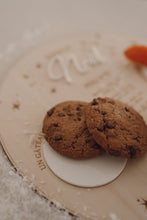 Charger l&#39;image dans la galerie, Assiette du père Noël en bois
< img src =https://cdn.shopify.com/s/files/1/0264/4331/7284/files/TYPO_TYPO_TYPO_2020_f0ea7750-d775-4365-9ad6-22312b875fea.jpg?v=1609341423