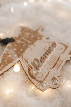 Charger l&#39;image dans la galerie, Décoration sapin - Sapin + voiture
< img src =https://cdn.shopify.com/s/files/1/0264/4331/7284/files/TYPO_TYPO_TYPO_2020_f0ea7750-d775-4365-9ad6-22312b875fea.jpg?v=1609341423