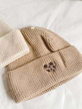 Charger l&#39;image dans la galerie, Bonnet Léopard adulte
< img src =https://cdn.shopify.com/s/files/1/0264/4331/7284/files/TYPO_TYPO_TYPO_2020_f0ea7750-d775-4365-9ad6-22312b875fea.jpg?v=1609341423