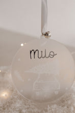 Charger l&#39;image dans la galerie, Boule &quot;Sapin + voiture&quot; - Acrylique ou bois
< img src =https://cdn.shopify.com/s/files/1/0264/4331/7284/files/TYPO_TYPO_TYPO_2020_f0ea7750-d775-4365-9ad6-22312b875fea.jpg?v=1609341423