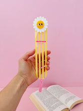 Charger l'image dans la galerie, Marque-page en plexiglas marguerite Maîtresse en or
< img src =https://cdn.shopify.com/s/files/1/0264/4331/7284/files/TYPO_TYPO_TYPO_2020_f0ea7750-d775-4365-9ad6-22312b875fea.jpg?v=1609341423