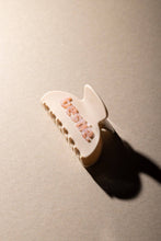 Charger l'image dans la galerie, Barrette - Bestie
< img src =https://cdn.shopify.com/s/files/1/0264/4331/7284/files/TYPO_TYPO_TYPO_2020_f0ea7750-d775-4365-9ad6-22312b875fea.jpg?v=1609341423