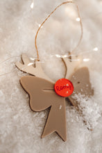 Charger l&#39;image dans la galerie, Suspension &quot;Renne + noeud&quot;
< img src =https://cdn.shopify.com/s/files/1/0264/4331/7284/files/TYPO_TYPO_TYPO_2020_f0ea7750-d775-4365-9ad6-22312b875fea.jpg?v=1609341423