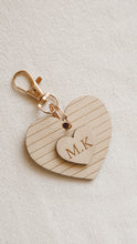 Charger l&#39;image dans la galerie, Porte clé bois - Double coeur
< img src =https://cdn.shopify.com/s/files/1/0264/4331/7284/files/TYPO_TYPO_TYPO_2020_f0ea7750-d775-4365-9ad6-22312b875fea.jpg?v=1609341423