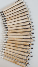 Charger l&#39;image dans la galerie, Stylo en bambou
< img src =https://cdn.shopify.com/s/files/1/0264/4331/7284/files/TYPO_TYPO_TYPO_2020_f0ea7750-d775-4365-9ad6-22312b875fea.jpg?v=1609341423
