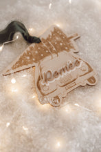 Charger l&#39;image dans la galerie, Décoration sapin - Sapin + voiture
< img src =https://cdn.shopify.com/s/files/1/0264/4331/7284/files/TYPO_TYPO_TYPO_2020_f0ea7750-d775-4365-9ad6-22312b875fea.jpg?v=1609341423