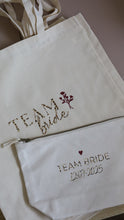Charger l&#39;image dans la galerie, Tote Bag - Team bride
< img src =https://cdn.shopify.com/s/files/1/0264/4331/7284/files/TYPO_TYPO_TYPO_2020_f0ea7750-d775-4365-9ad6-22312b875fea.jpg?v=1609341423