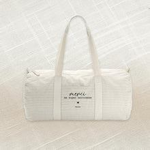 Charger l&#39;image dans la galerie, Sac Polochon à rayures « Collection Merci »
< img src =https://cdn.shopify.com/s/files/1/0264/4331/7284/files/TYPO_TYPO_TYPO_2020_f0ea7750-d775-4365-9ad6-22312b875fea.jpg?v=1609341423