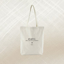 Charger l&#39;image dans la galerie, Tote bag à rayures « Collection Merci »
< img src =https://cdn.shopify.com/s/files/1/0264/4331/7284/files/TYPO_TYPO_TYPO_2020_f0ea7750-d775-4365-9ad6-22312b875fea.jpg?v=1609341423