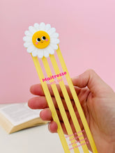 Charger l'image dans la galerie, Marque-page en plexiglas marguerite Maîtresse en or
< img src =https://cdn.shopify.com/s/files/1/0264/4331/7284/files/TYPO_TYPO_TYPO_2020_f0ea7750-d775-4365-9ad6-22312b875fea.jpg?v=1609341423