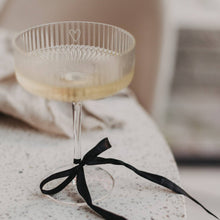 Charger l'image dans la galerie, Verre à champagne cœur gravure
< img src =https://cdn.shopify.com/s/files/1/0264/4331/7284/files/TYPO_TYPO_TYPO_2020_f0ea7750-d775-4365-9ad6-22312b875fea.jpg?v=1609341423