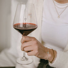 Charger l'image dans la galerie, Verre à vin - Coeur gravé
< img src =https://cdn.shopify.com/s/files/1/0264/4331/7284/files/TYPO_TYPO_TYPO_2020_f0ea7750-d775-4365-9ad6-22312b875fea.jpg?v=1609341423