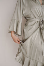 Charger l&#39;image dans la galerie, Kimono/ Peignoir à volants
< img src =https://cdn.shopify.com/s/files/1/0264/4331/7284/files/TYPO_TYPO_TYPO_2020_f0ea7750-d775-4365-9ad6-22312b875fea.jpg?v=1609341423