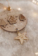 Charger l&#39;image dans la galerie, Boule en bois + pendentif étoile
< img src =https://cdn.shopify.com/s/files/1/0264/4331/7284/files/TYPO_TYPO_TYPO_2020_f0ea7750-d775-4365-9ad6-22312b875fea.jpg?v=1609341423