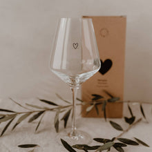 Charger l'image dans la galerie, Verre à vin - Coeur gravé
< img src =https://cdn.shopify.com/s/files/1/0264/4331/7284/files/TYPO_TYPO_TYPO_2020_f0ea7750-d775-4365-9ad6-22312b875fea.jpg?v=1609341423
