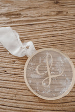 Charger l&#39;image dans la galerie, Suspension Initiale - Acrylique
< img src =https://cdn.shopify.com/s/files/1/0264/4331/7284/files/TYPO_TYPO_TYPO_2020_f0ea7750-d775-4365-9ad6-22312b875fea.jpg?v=1609341423