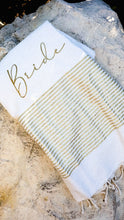 Charger l&#39;image dans la galerie, Fouta lurex doré
< img src =https://cdn.shopify.com/s/files/1/0264/4331/7284/files/TYPO_TYPO_TYPO_2020_f0ea7750-d775-4365-9ad6-22312b875fea.jpg?v=1609341423