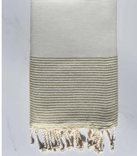 Charger l&#39;image dans la galerie, Fouta lurex doré « Collection Merci »
< img src =https://cdn.shopify.com/s/files/1/0264/4331/7284/files/TYPO_TYPO_TYPO_2020_f0ea7750-d775-4365-9ad6-22312b875fea.jpg?v=1609341423