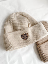 Charger l&#39;image dans la galerie, Bonnet Léopard adulte
< img src =https://cdn.shopify.com/s/files/1/0264/4331/7284/files/TYPO_TYPO_TYPO_2020_f0ea7750-d775-4365-9ad6-22312b875fea.jpg?v=1609341423