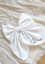 Charger l&#39;image dans la galerie, Noeud satin blanc &quot;Bride&quot;
< img src =https://cdn.shopify.com/s/files/1/0264/4331/7284/files/TYPO_TYPO_TYPO_2020_f0ea7750-d775-4365-9ad6-22312b875fea.jpg?v=1609341423