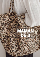 Charger l&#39;image dans la galerie, Sac cabas toile léopard &quot;Logo Maman&quot;
< img src =https://cdn.shopify.com/s/files/1/0264/4331/7284/files/TYPO_TYPO_TYPO_2020_f0ea7750-d775-4365-9ad6-22312b875fea.jpg?v=1609341423