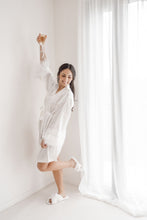 Charger l&#39;image dans la galerie, Kimono/ Peignoir plumes
< img src =https://cdn.shopify.com/s/files/1/0264/4331/7284/files/TYPO_TYPO_TYPO_2020_f0ea7750-d775-4365-9ad6-22312b875fea.jpg?v=1609341423