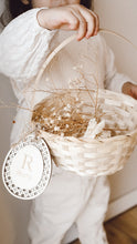 Charger l&#39;image dans la galerie, Panier de pâques en bambou
< img src =https://cdn.shopify.com/s/files/1/0264/4331/7284/files/TYPO_TYPO_TYPO_2020_f0ea7750-d775-4365-9ad6-22312b875fea.jpg?v=1609341423