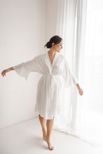 Charger l&#39;image dans la galerie, Kimono/ Peignoir à volants
< img src =https://cdn.shopify.com/s/files/1/0264/4331/7284/files/TYPO_TYPO_TYPO_2020_f0ea7750-d775-4365-9ad6-22312b875fea.jpg?v=1609341423