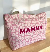 Charger l'image dans la galerie, Sac cabas marguerite MAMA
< img src =https://cdn.shopify.com/s/files/1/0264/4331/7284/files/TYPO_TYPO_TYPO_2020_f0ea7750-d775-4365-9ad6-22312b875fea.jpg?v=1609341423