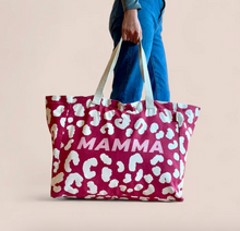 Charger l'image dans la galerie, Sac cabas léopard MAMA
< img src =https://cdn.shopify.com/s/files/1/0264/4331/7284/files/TYPO_TYPO_TYPO_2020_f0ea7750-d775-4365-9ad6-22312b875fea.jpg?v=1609341423