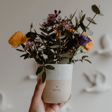 Charger l'image dans la galerie, Vase / Tasse en grés - MAMA
< img src =https://cdn.shopify.com/s/files/1/0264/4331/7284/files/TYPO_TYPO_TYPO_2020_f0ea7750-d775-4365-9ad6-22312b875fea.jpg?v=1609341423