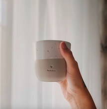 Charger l'image dans la galerie, Vase / Tasse en grés - MAMA
< img src =https://cdn.shopify.com/s/files/1/0264/4331/7284/files/TYPO_TYPO_TYPO_2020_f0ea7750-d775-4365-9ad6-22312b875fea.jpg?v=1609341423
