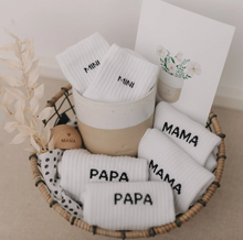 Charger l'image dans la galerie, Chaussette Famille - Broderie
< img src =https://cdn.shopify.com/s/files/1/0264/4331/7284/files/TYPO_TYPO_TYPO_2020_f0ea7750-d775-4365-9ad6-22312b875fea.jpg?v=1609341423