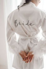 Charger l&#39;image dans la galerie, Kimono/ Peignoir plumes
< img src =https://cdn.shopify.com/s/files/1/0264/4331/7284/files/TYPO_TYPO_TYPO_2020_f0ea7750-d775-4365-9ad6-22312b875fea.jpg?v=1609341423