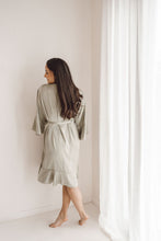 Charger l&#39;image dans la galerie, Kimono/ Peignoir à volants
< img src =https://cdn.shopify.com/s/files/1/0264/4331/7284/files/TYPO_TYPO_TYPO_2020_f0ea7750-d775-4365-9ad6-22312b875fea.jpg?v=1609341423
