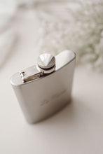 Charger l&#39;image dans la galerie, Flasque Whisky
< img src =https://cdn.shopify.com/s/files/1/0264/4331/7284/files/TYPO_TYPO_TYPO_2020_f0ea7750-d775-4365-9ad6-22312b875fea.jpg?v=1609341423