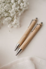Charger l&#39;image dans la galerie, Stylo en bambou
< img src =https://cdn.shopify.com/s/files/1/0264/4331/7284/files/TYPO_TYPO_TYPO_2020_f0ea7750-d775-4365-9ad6-22312b875fea.jpg?v=1609341423