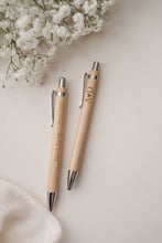 Charger l&#39;image dans la galerie, Stylo en bambou
< img src =https://cdn.shopify.com/s/files/1/0264/4331/7284/files/TYPO_TYPO_TYPO_2020_f0ea7750-d775-4365-9ad6-22312b875fea.jpg?v=1609341423