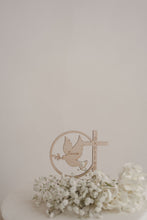 Charger l&#39;image dans la galerie, Cake topper Baptême - Rond croix colombe
< img src =https://cdn.shopify.com/s/files/1/0264/4331/7284/files/TYPO_TYPO_TYPO_2020_f0ea7750-d775-4365-9ad6-22312b875fea.jpg?v=1609341423