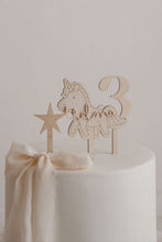 Charger l&#39;image dans la galerie, Cake Topper &quot;Thème Licorne&quot;
< img src =https://cdn.shopify.com/s/files/1/0264/4331/7284/files/TYPO_TYPO_TYPO_2020_f0ea7750-d775-4365-9ad6-22312b875fea.jpg?v=1609341423