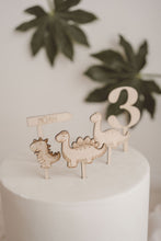 Charger l&#39;image dans la galerie, Cake Topper &quot;Dino&quot;
< img src =https://cdn.shopify.com/s/files/1/0264/4331/7284/files/TYPO_TYPO_TYPO_2020_f0ea7750-d775-4365-9ad6-22312b875fea.jpg?v=1609341423